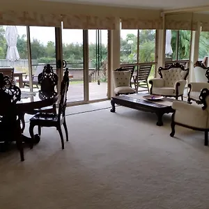 Bed & Breakfast Hilltop Hideaway, Yandina